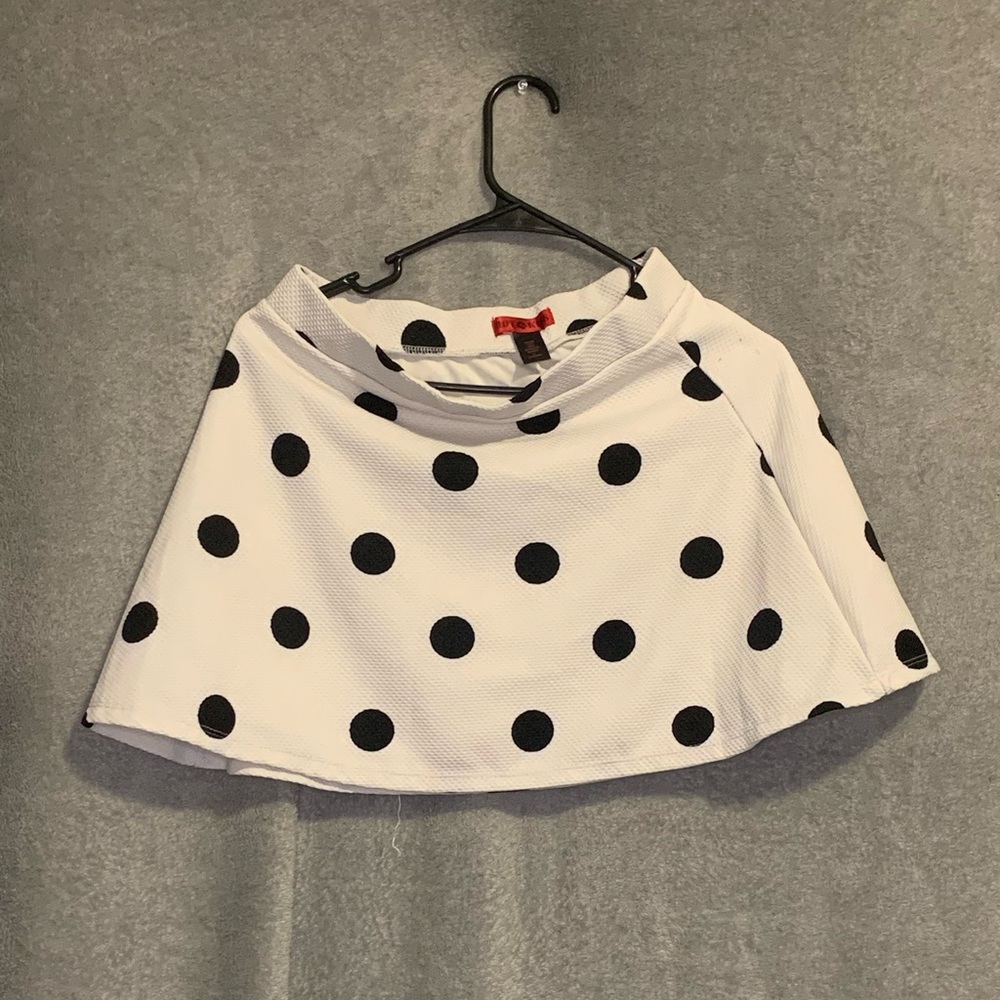 Hot kiss skirt, size medium. it’s very cute, it just doesn’t fit me anymore.